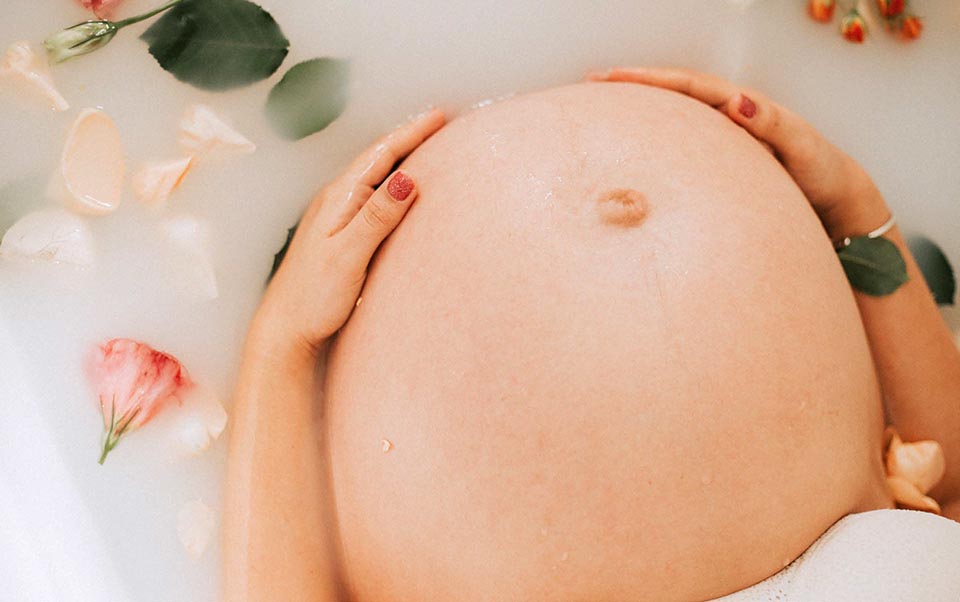 schwangere mit Babybauch beim Baden